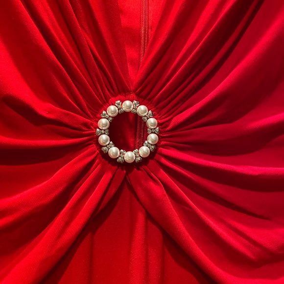 NWT MacDuggal Red plunged Gown size 6 - Picture 9 of 10